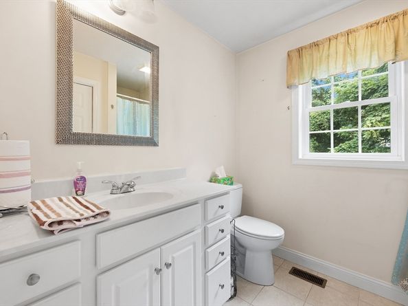 289 Weymouth St, Holbrook MA 02343