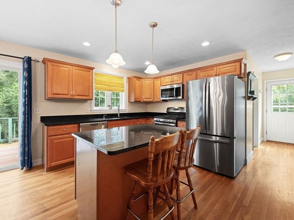 289 Weymouth St, Holbrook MA 02343