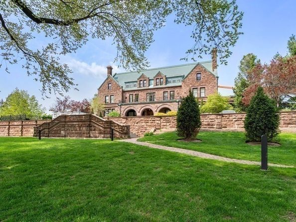 120 Seaver St E201, Brookline MA 02445