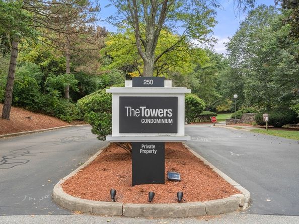 250 Hammond Pond Pkwy 1002N, Newton MA 02467