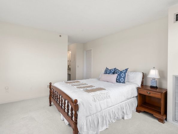 250 Hammond Pond Pkwy 1002N, Newton MA 02467