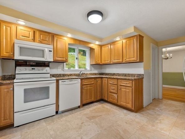 9 Pond Ter, Woburn MA 01801