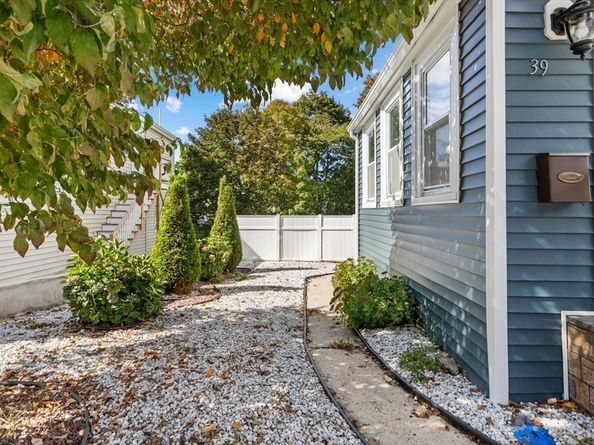 39 Garfield Ave, Woburn MA 01801