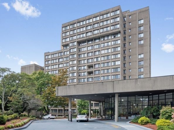 250 Hammond Pond Parkway 102N, Newton MA 02467
