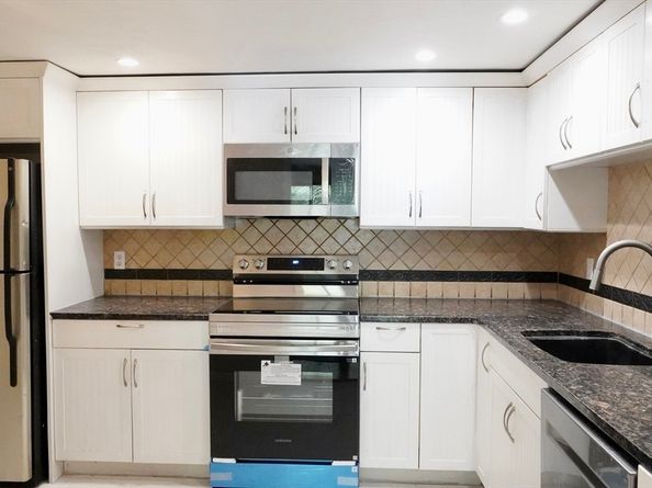 36 Pleasant Dr 42, Stoughton MA 02072
