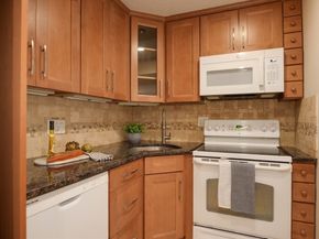 4 Hallmark Gardens 2, Burlington MA 01803
