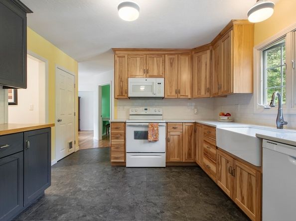 11 Old Farm Rd, Douglas MA 01516
