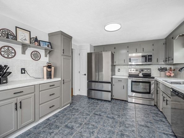 6 Magnolia Ave, Billerica MA 01821