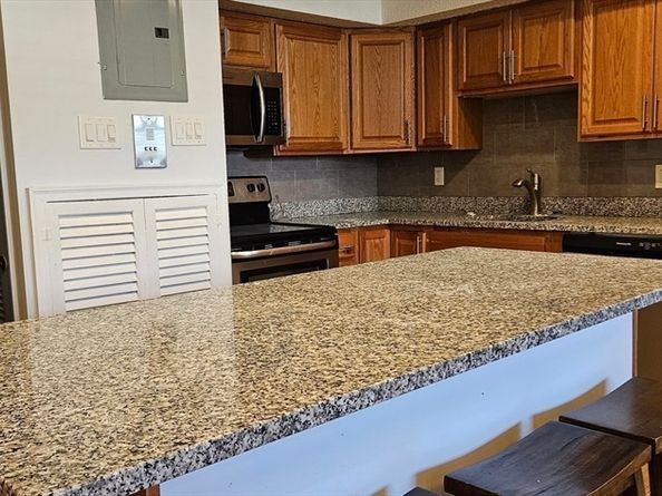114 Oak Ln 4, Brockton MA 02301