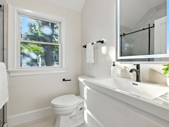 22 Bonmar Cir, Newton MA 02466