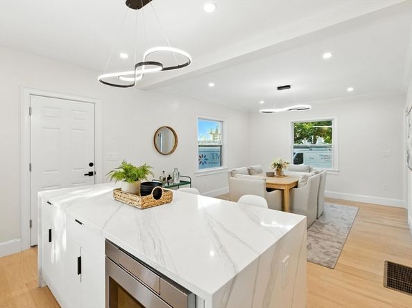 22 Bonmar Cir, Newton MA 02466