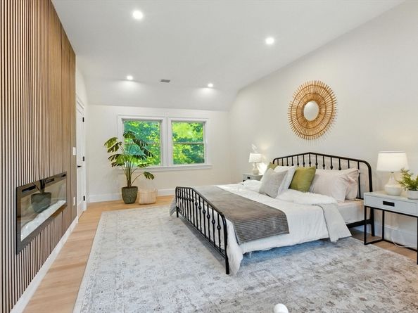 22 Bonmar Cir, Newton MA 02466