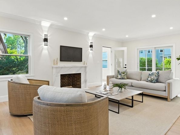 22 Bonmar Cir, Newton MA 02466