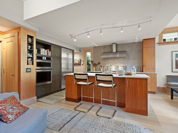 32 Hawthorn St, Cambridge MA 02138