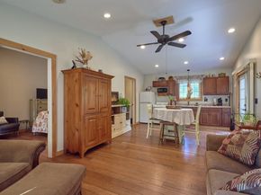 6 Pitcairn Ave, Leicester MA 01524