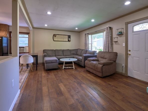 6 Pitcairn Ave, Leicester MA 01524