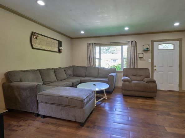 6 Pitcairn Ave, Leicester MA 01524