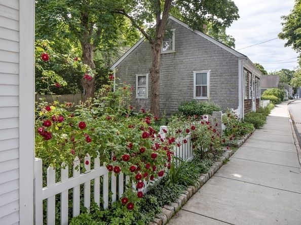 20 Cannon St, Mattapoisett MA 02739