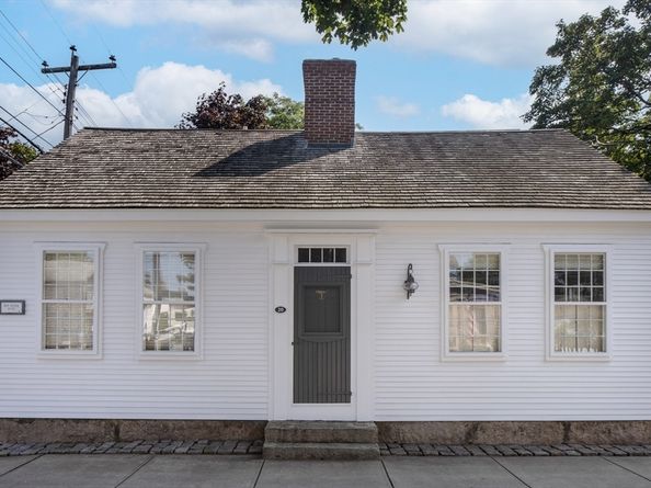 20 Cannon St, Mattapoisett MA 02739