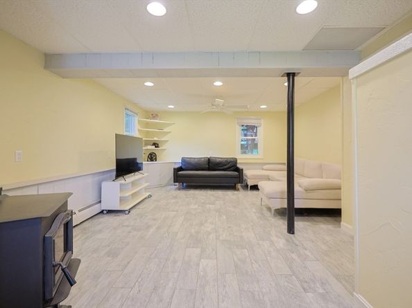 76 Jamestown Rd, Leominster MA 01453