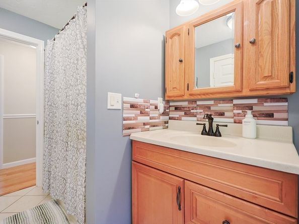 76 Jamestown Rd, Leominster MA 01453