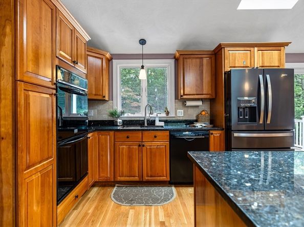 27 Blueberry Hill Rd, Woburn MA 01801