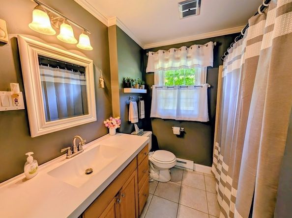 10 Harrington Rd, Charlton MA 01507