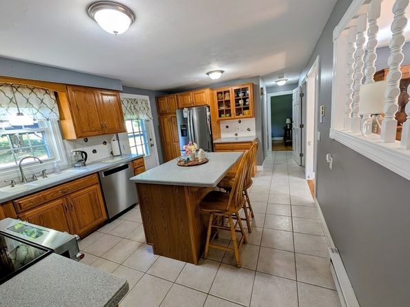 10 Harrington Rd, Charlton MA 01507