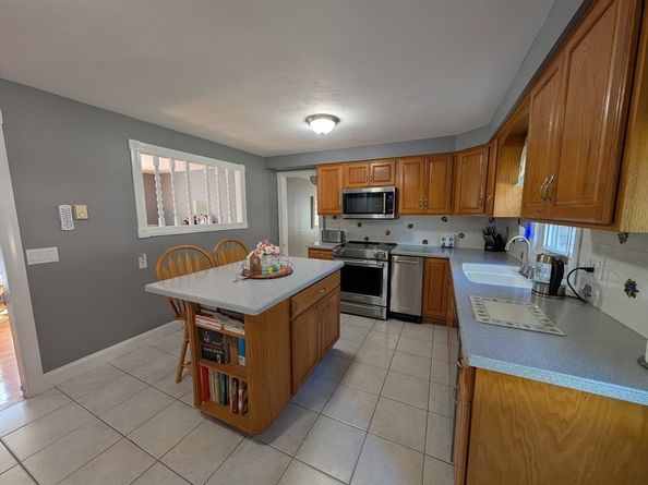 10 Harrington Rd, Charlton MA 01507
