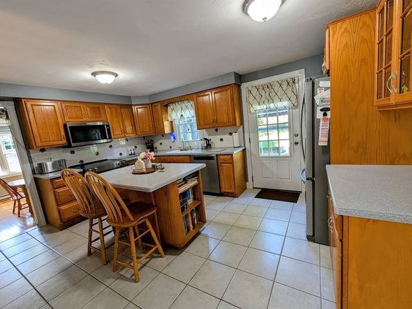 10 Harrington Rd, Charlton MA 01507