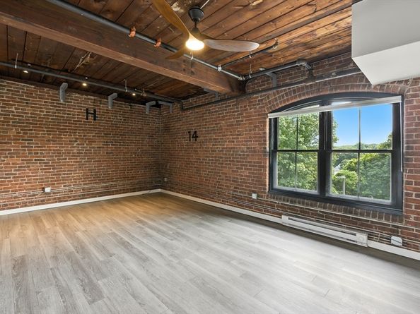 55 Sterling St 306, Clinton MA 01510