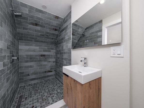 16 Summit St 16R, Newton MA 02458