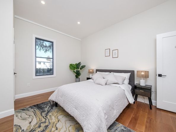 16 Summit St 16R, Newton MA 02458