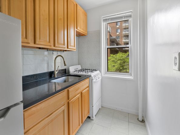 350 East 30th Street 3F, New York NY 10016