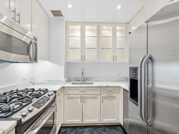 721 5th Avenue 33G, New York NY 10022