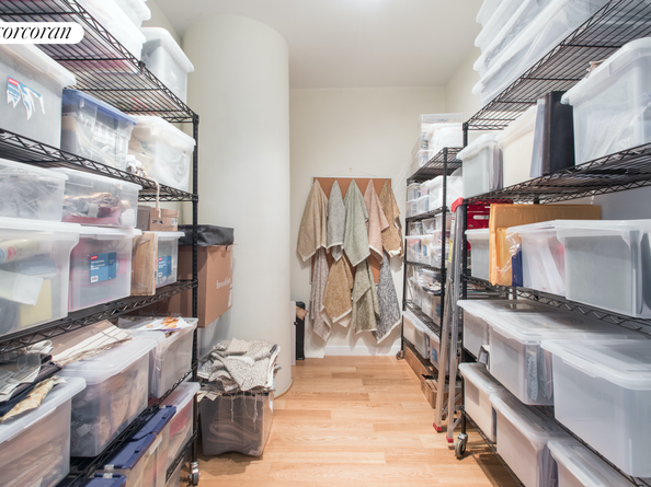 27-28 Thomson Avenue 228, Queens NY 11101