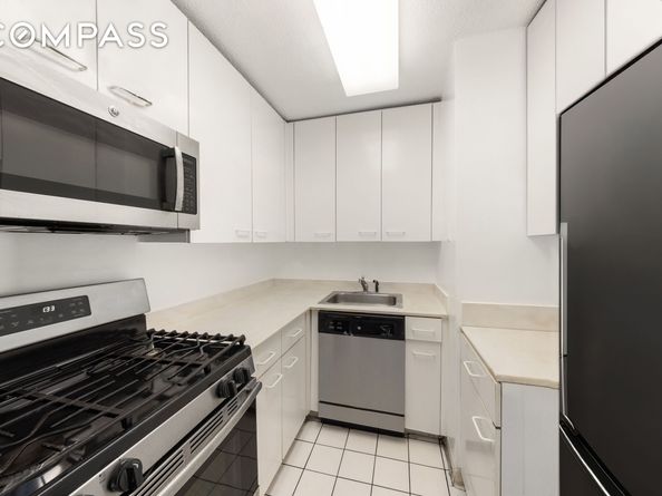 330 East 38th Street 22H, New York NY 10016