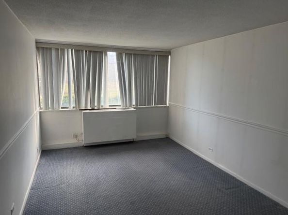 1 bay club Drive drive 1U, Bayside NY 11360