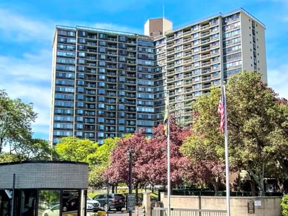 1 bay club Drive drive 1U, Bayside NY 11360