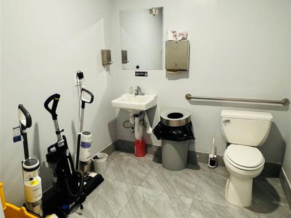 231 Jericho Tpke, New Hyde Park NY 11040