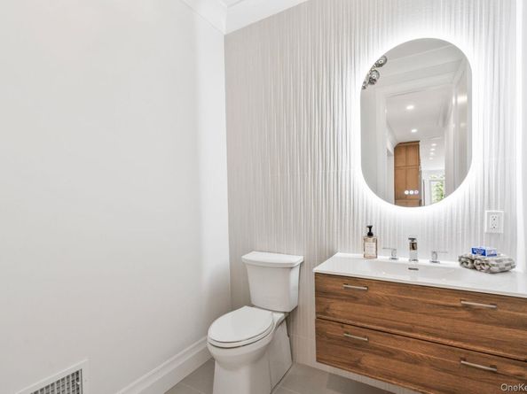 10 Threepence Drive, Melville NY 11747