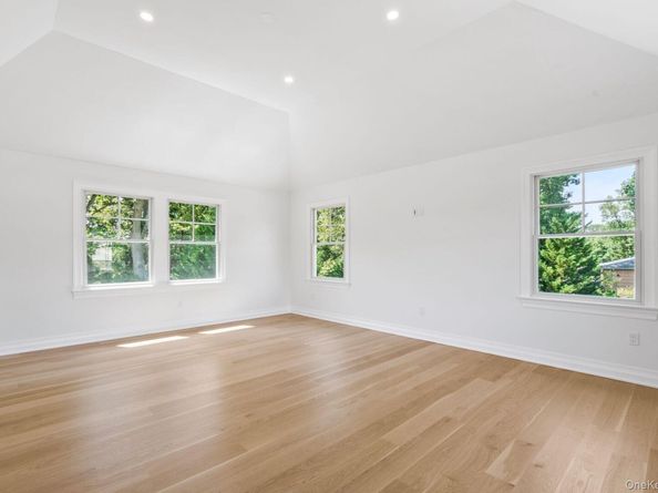 10 Threepence Drive, Melville NY 11747