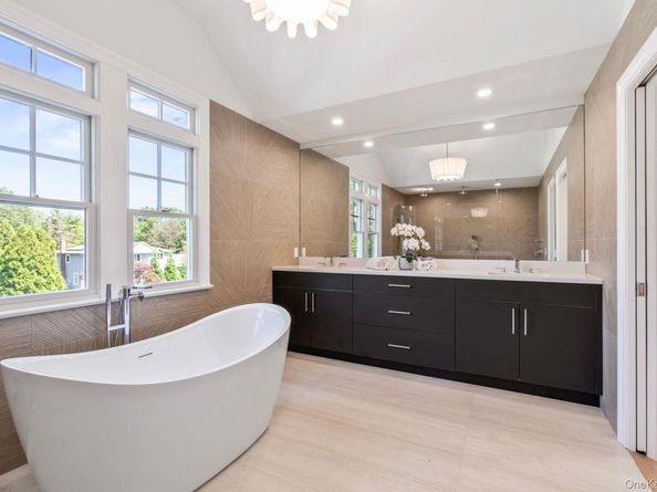 10 Threepence Drive, Melville NY 11747