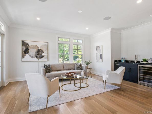 10 Threepence Drive, Melville NY 11747