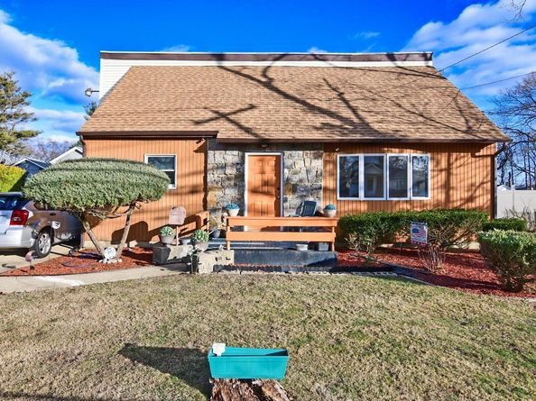 467 Carlls Path Path, Deer Park NY 11729