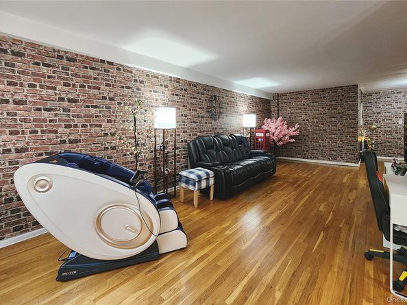 209-20 18th Ave 5E, Bayside NY 11360