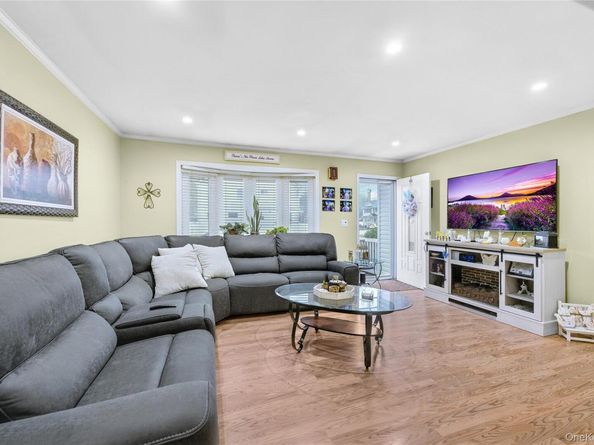 56 15th Avenue, West Babylon NY 11704