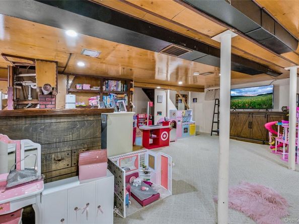 56 15th Avenue, West Babylon NY 11704