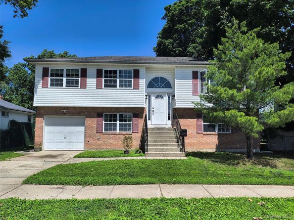 1056 E Arthur Street, Uniondale NY 11553
