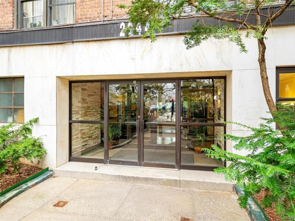 2244 Bronx Park E 1E, Bronx NY 10467